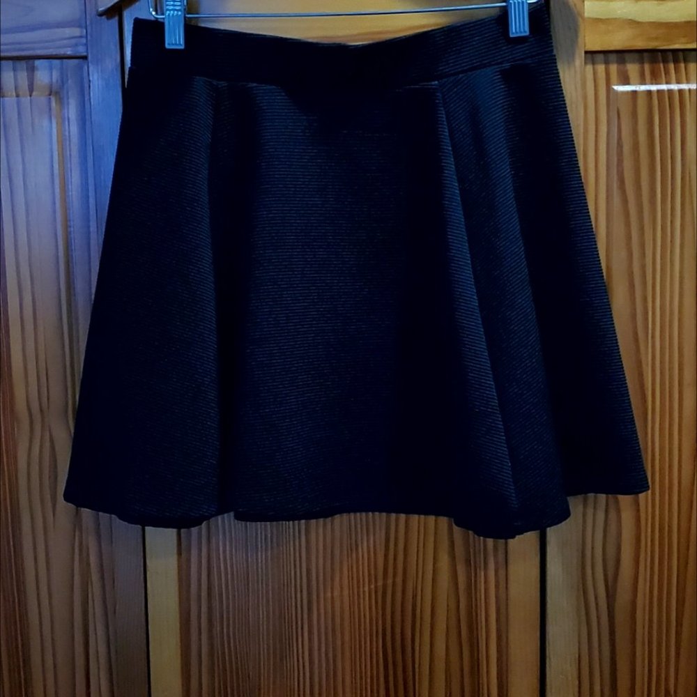 H&M Black Flowy Skirt - Elasticity - Ribbed Texture - Size M